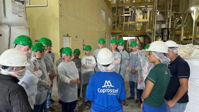 Acadêmicos de Medicina Veterinária da Unicentro visitam a Fábrica de Rações Coprossel